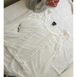 Size 1 Torrid. (1x 14-16) Beautiful Lace Top.
